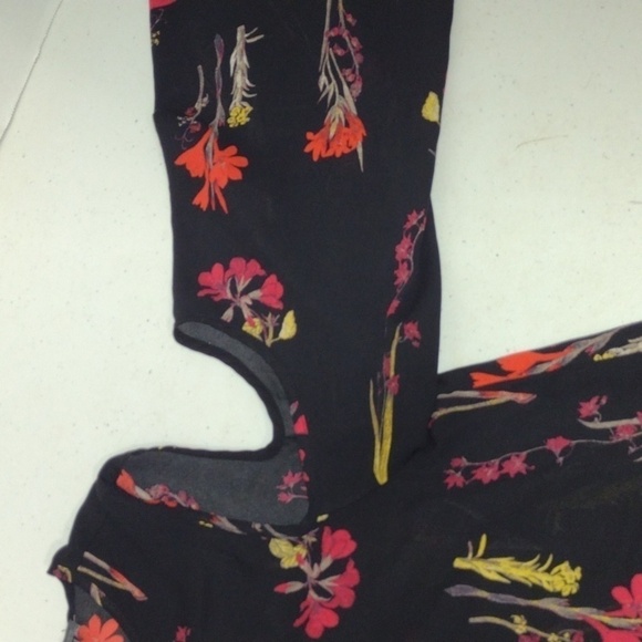 VINCE Camuto Cold-Shoulder Bell-Sleeve Black Top size medium flower print - Picture 5 of 9